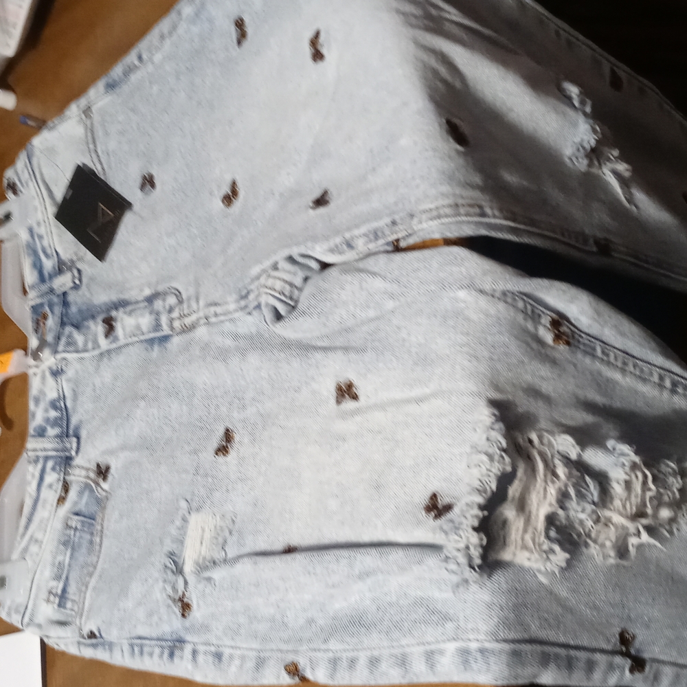 Do not buy these jeans they already sold and it won't let me delete it